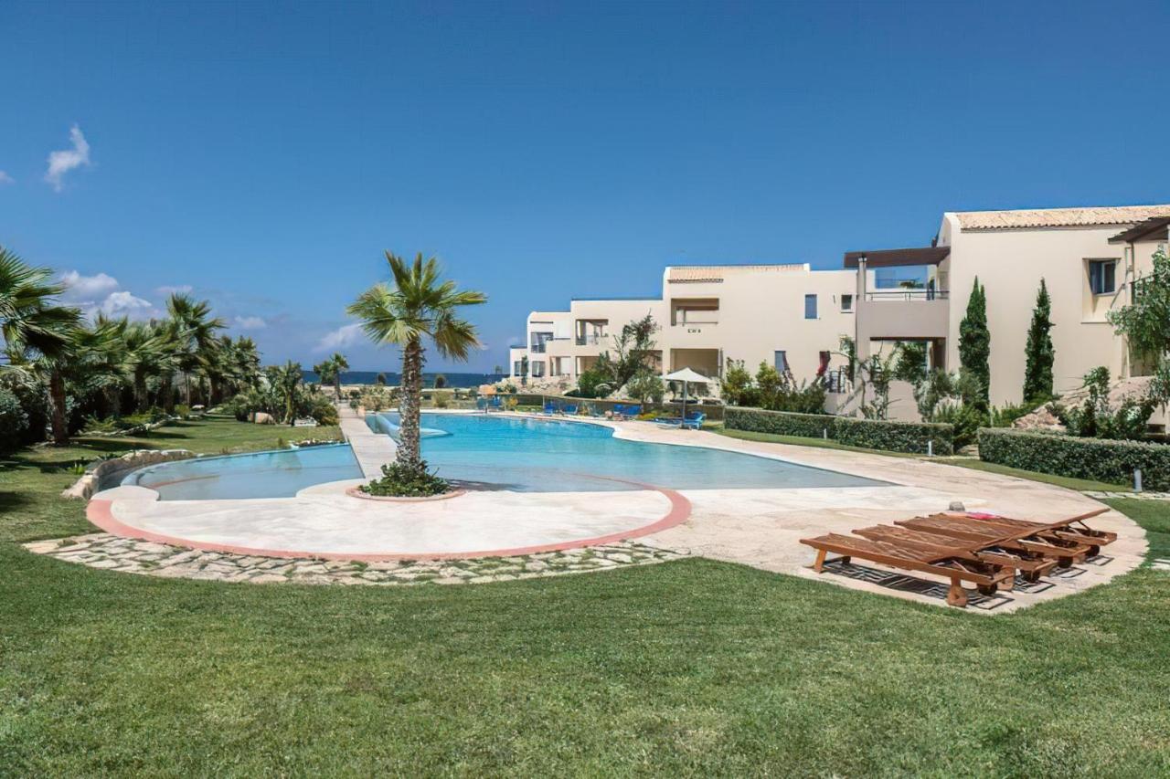 Resitour - Aphrodite Beachfront Pirgos Psilonerou Zimmer foto