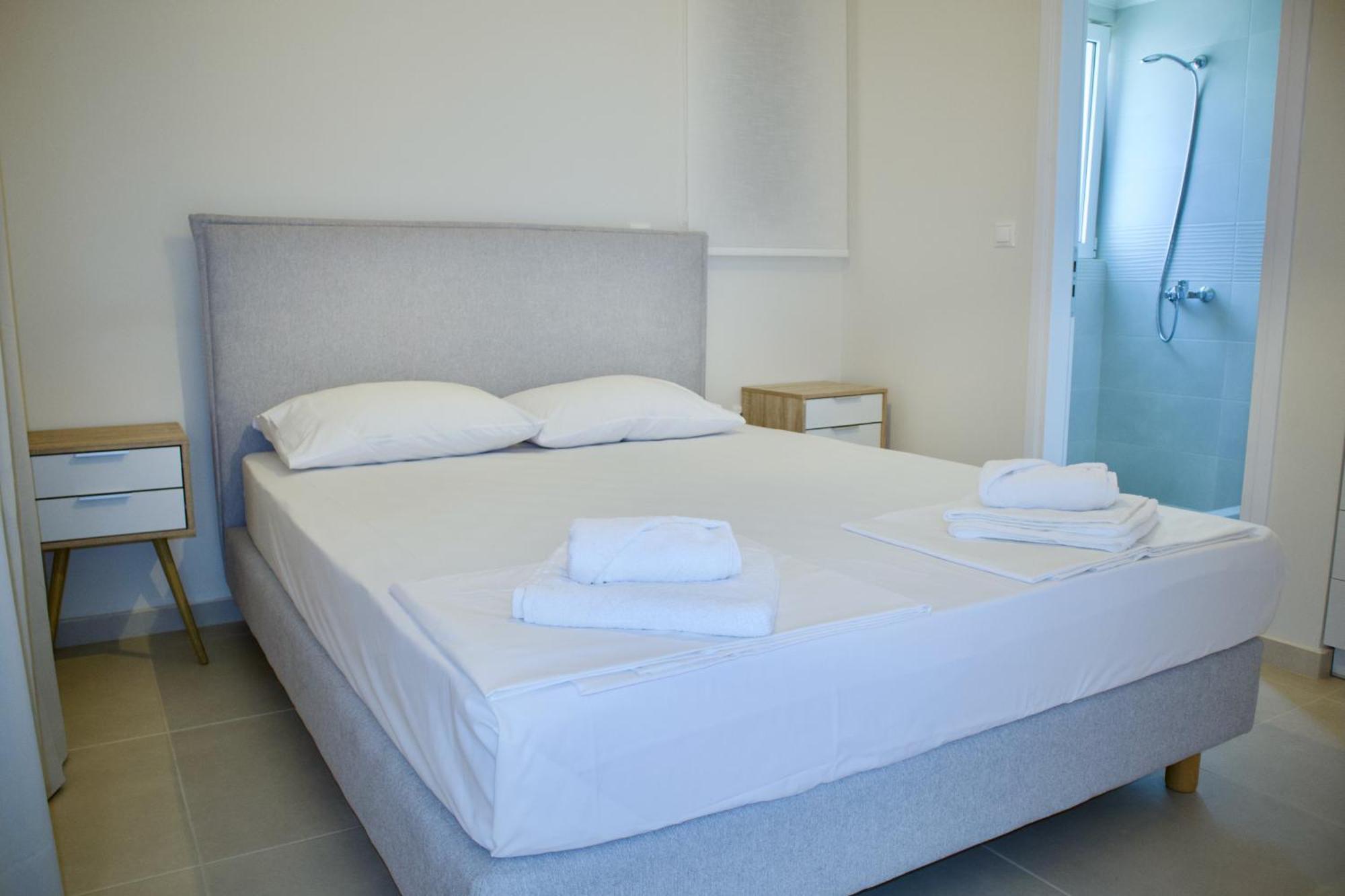 Resitour - Aphrodite Beachfront Pirgos Psilonerou Zimmer foto