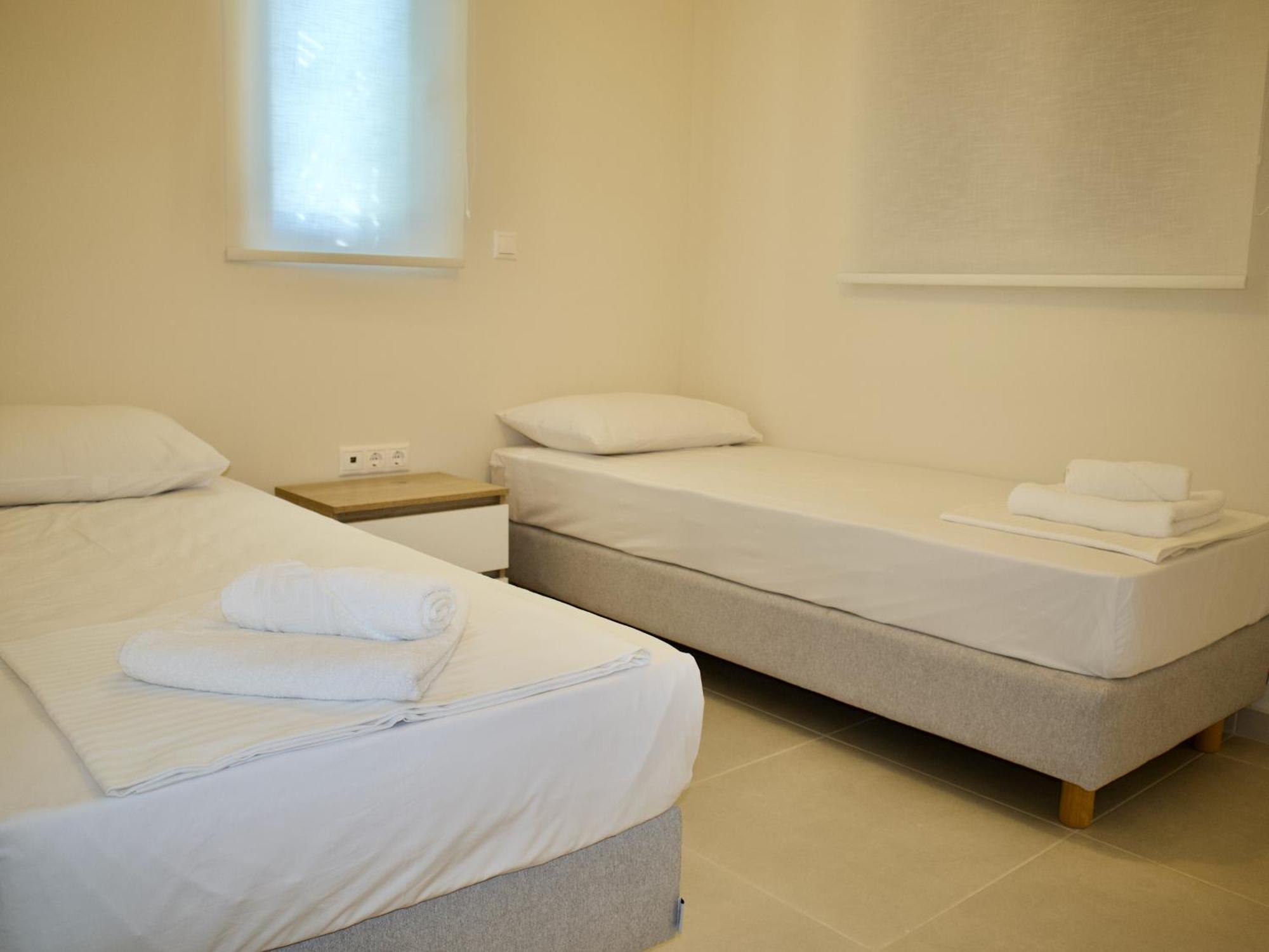 Resitour - Aphrodite Beachfront Pirgos Psilonerou Zimmer foto