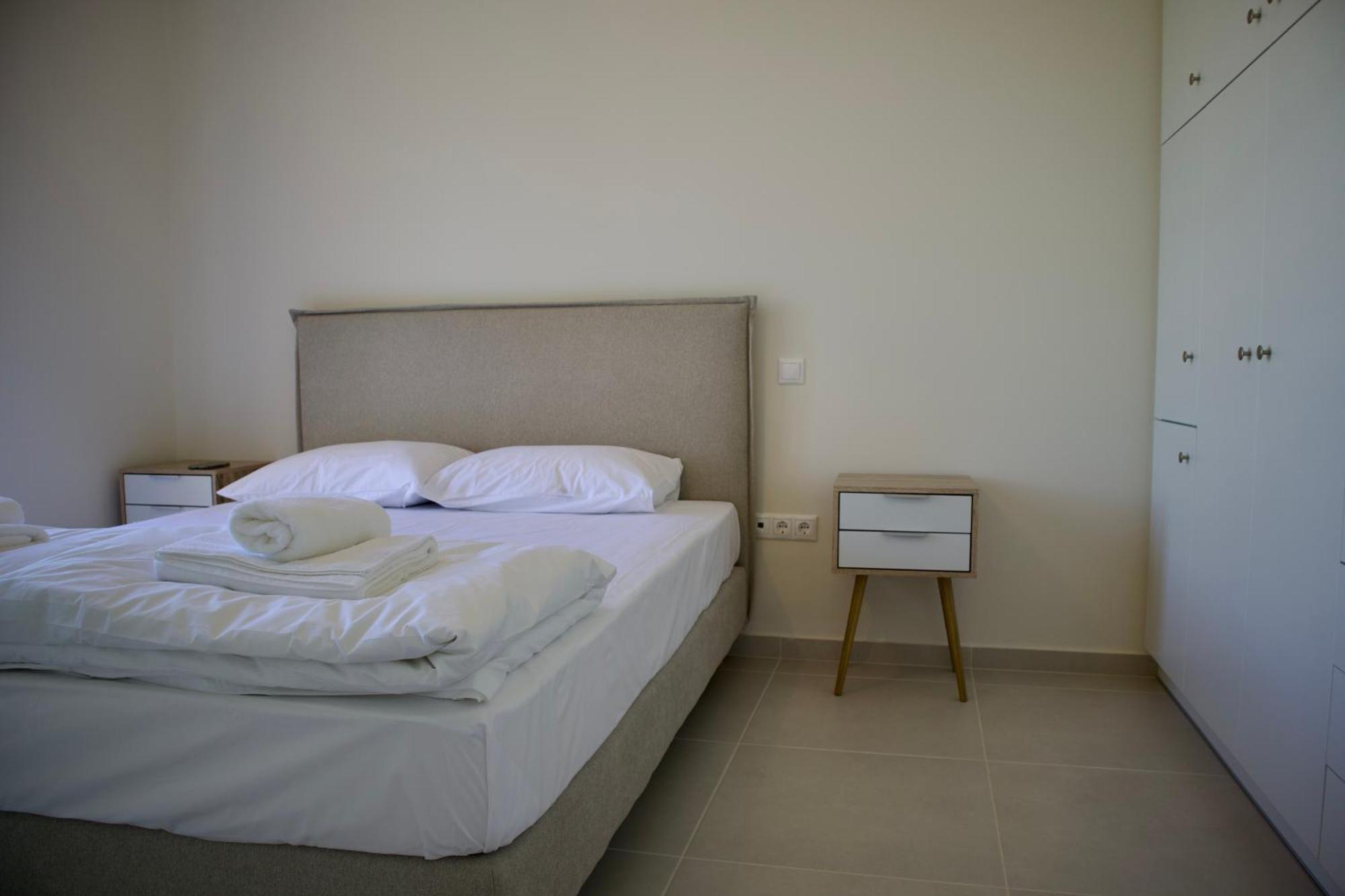 Resitour - Aphrodite Beachfront Pirgos Psilonerou Zimmer foto