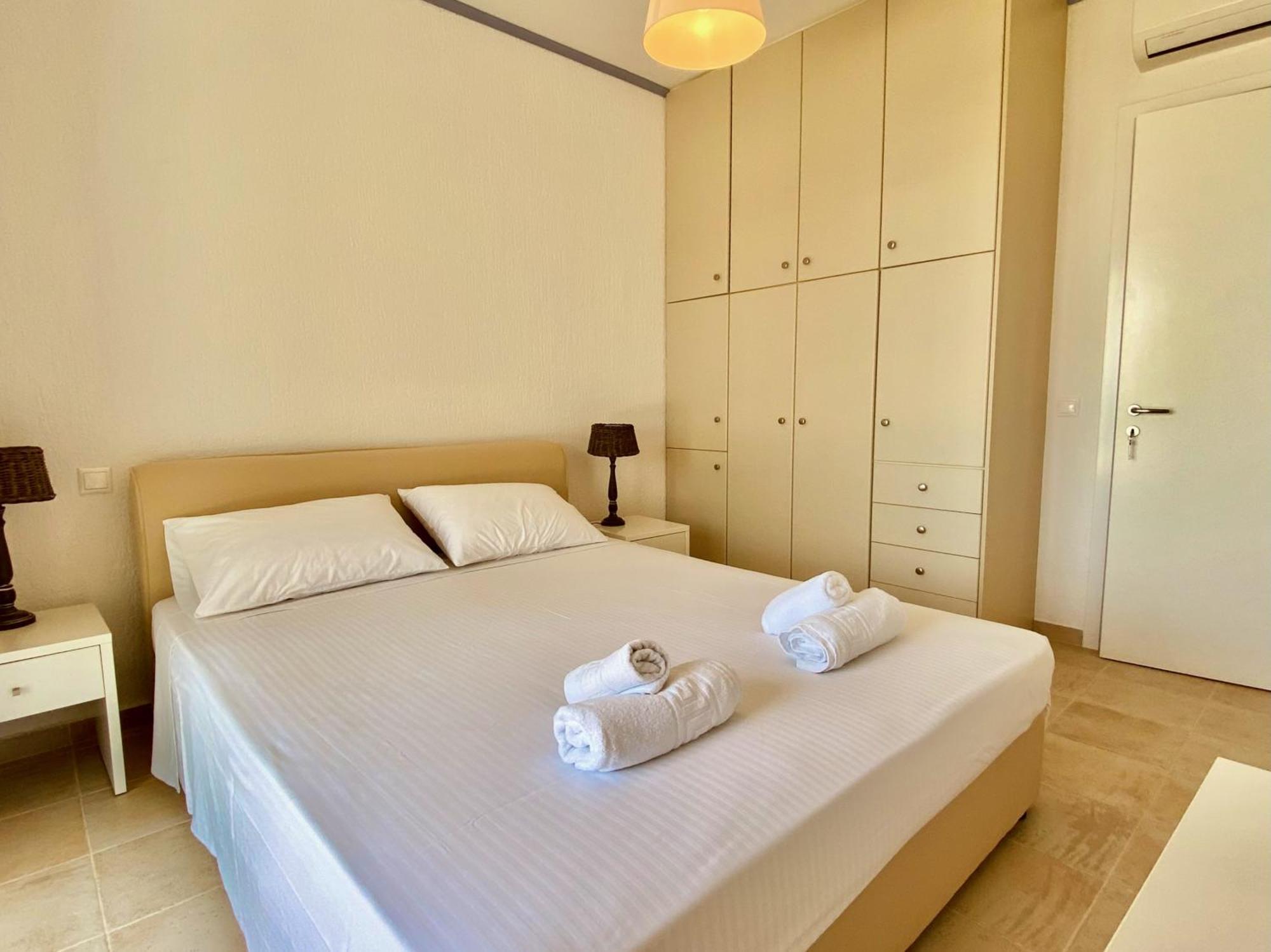 Resitour - Aphrodite Beachfront Pirgos Psilonerou Zimmer foto