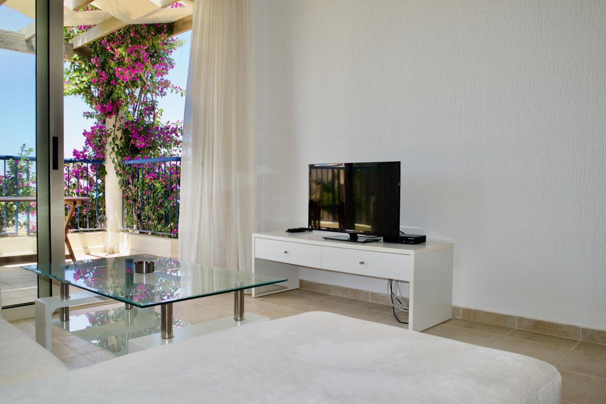 Resitour - Aphrodite Beachfront Pirgos Psilonerou Zimmer foto