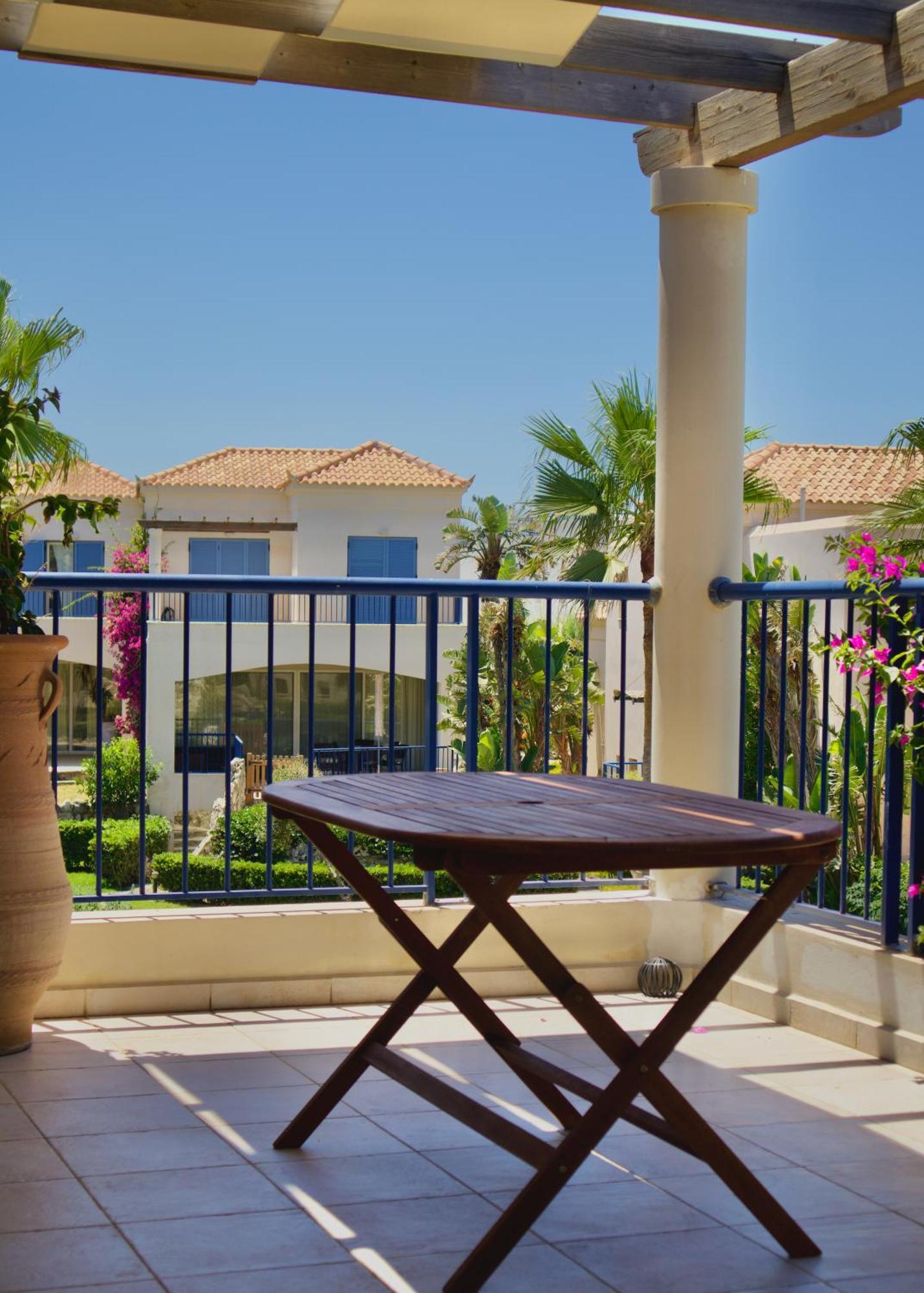 Resitour - Aphrodite Beachfront Pirgos Psilonerou Zimmer foto