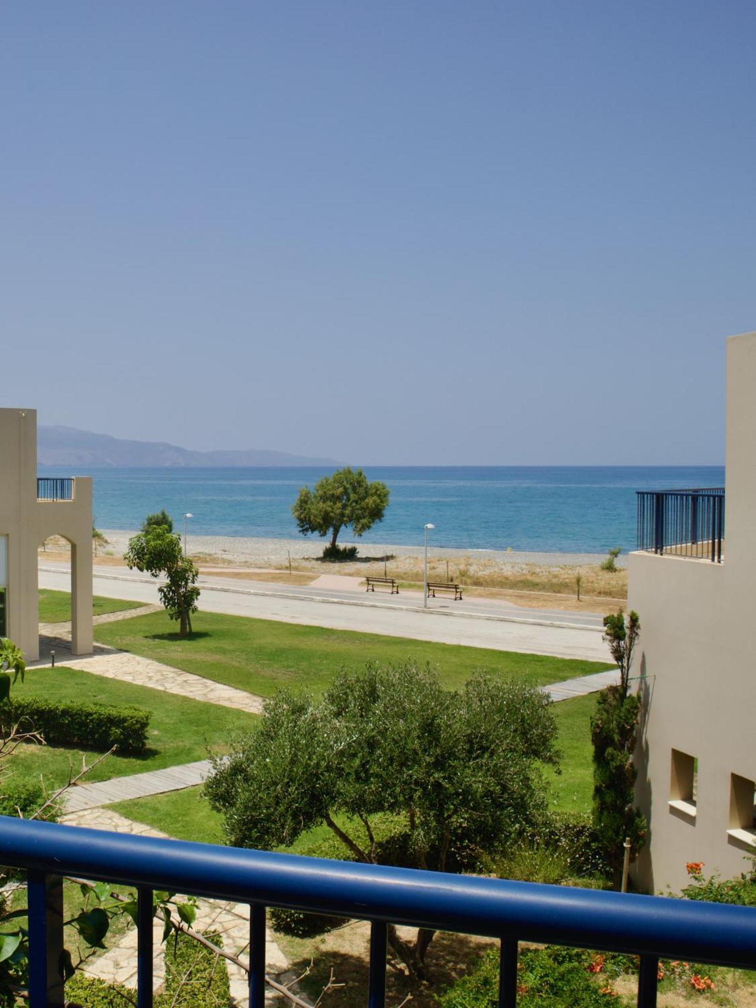 Resitour - Aphrodite Beachfront Pirgos Psilonerou Zimmer foto