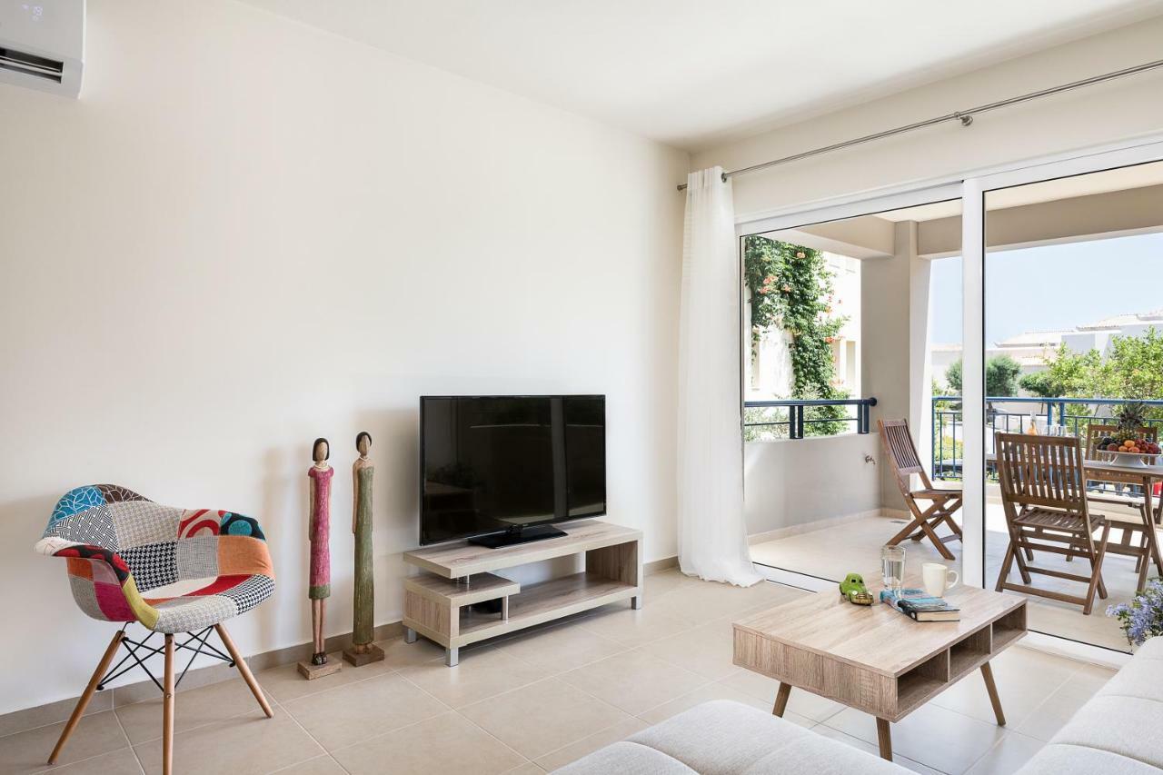 Resitour - Aphrodite Beachfront Pirgos Psilonerou Zimmer foto